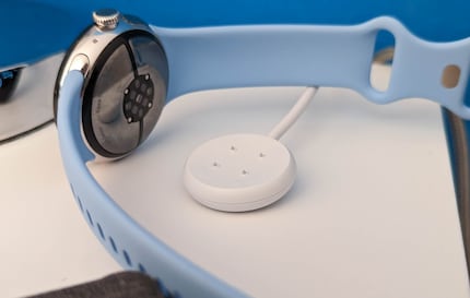 Das Ladedock besitzt vier Pins und kann die erste Pixel Watch nicht aufladen.