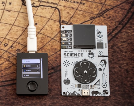Die Oxocard Connect (links) ist viel kleiner als die Oxocard Mini. Der Joystick lässt sich weniger gut bedienen als die grossen Richtungstasten.