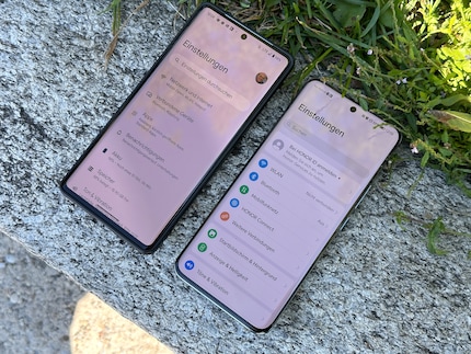 The screen of the Honor 90 (right) is easy to read from even in the sun. On the right, the Pixel 7 Pro for comparison.
