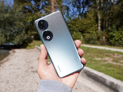 The sparkling, slightly textured back of the Honor 90.