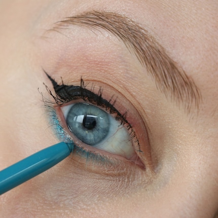 First apply the kohl and blend ...