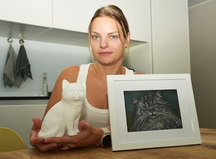 Veronicas Erinnerungsstücke an Loki: seine Katzenurne und ein Bild des Katers, das ihre Mutter gemalt hat.