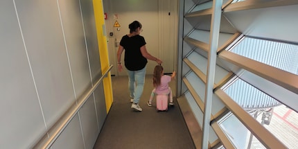 Beim Lenken sind Mami und Papi gefragt.