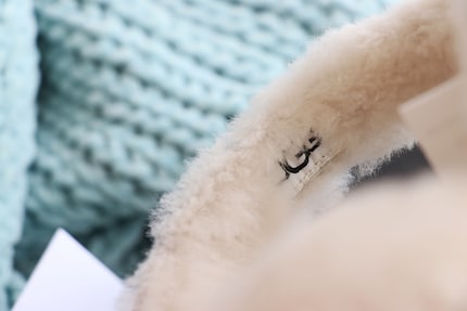 A hidden logo on the ear cushion.