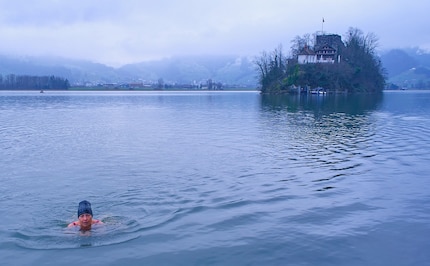 Behutsam ins Wasser gehen und auf die Atmung achten, erhöht die Sicherheit.