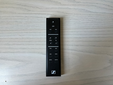 Die solide Fernbedienung ziehe ich dem Controlling über die App vor.