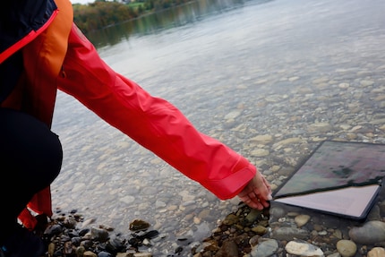 Etwas Überwindung braucht es schon, das Tablet ins Wasser zu legen.