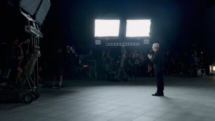 Das Set sieht aus wie bei einem Hollywood-Film. Eine ganze Crew sorgt für optimale Bedingungen für das iPhone.
