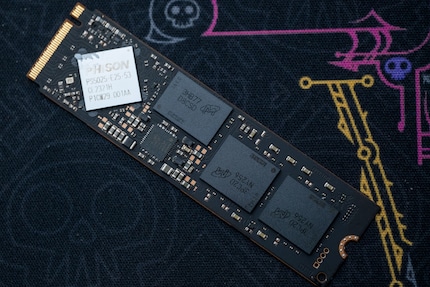 Die T500 verfügt über zwei NAND-Bausteine mit je 1 TB Speicher (schwarze Rechtecke unten). Der DRAM-Speicher liegt darüber und zuoberst auf dem Bild ist der Controller zu sehen.