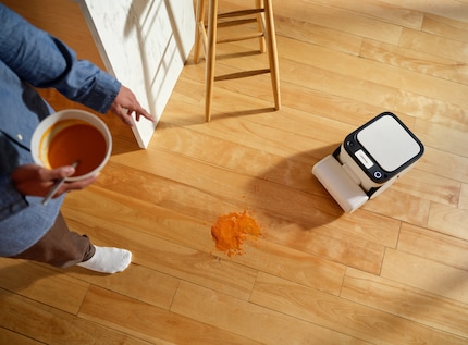«Clean here, please!» The robot understands speech and gestures.