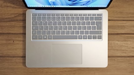 Das Touchpad hat keine physischen Tasten, obschon es sich so anfühlt, wenn ich darauf drücke.