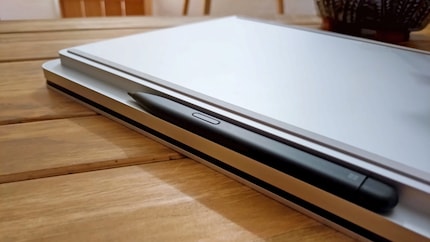 Falls du dir einen Pen dazu kaufst, kannst du ihn vor dem Touchpad an der unteren Kante aufbewahren und aufladen.