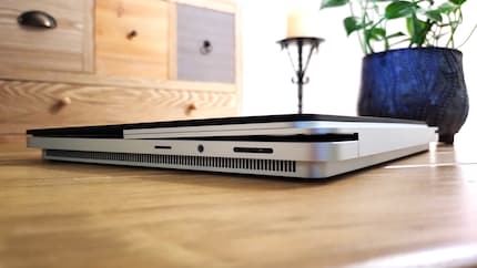 Rechts gibt’s den MicroSDXC Card Reader, 3,5-mm-Kopfhöreranschluss und den Stromanschluss (Surface-Connect-Anschluss).