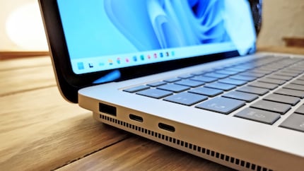 Links gibt’s einmal USB-A und zweimal Thunderbolt 4.