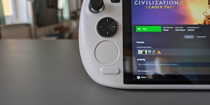 Neben dem Steam Deck ist der Ayaneo KUN einer der einzigen Handhelds mit Trackpads.
