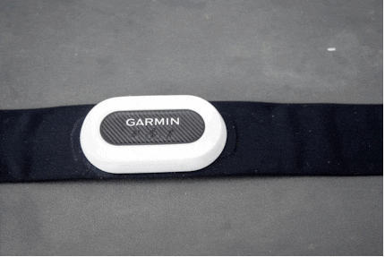 The HRM-Pro Plus heart rate monitor from Garmin: first loosen the white cuff, then turn the cover counterclockwise and finally replace the battery. Done.