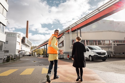 Daniel Lötscher führt mich über das Knorr-Gelände zum Produktionsgebäude.