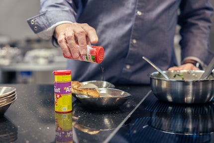 Den Rahmspinat und das Knoblibrot würzt Josef Tschigg mit Chili- und Knoblauch-Pulver ...
