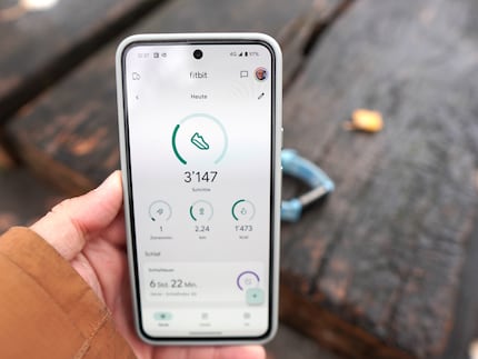 Der Startscreen in der Fitbit App mit allen wichtigen Infos zu Aktivitäten.