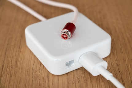 Elegant: Im Stromklotz ist der LAN-Anschluss integriert. Der Anschluss des Stromkabels ist eine Eigenentwicklung von Apple. Er verbindet sich magnetisch mit der Buchse.