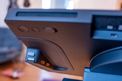 Die Tasten auf der Rückseite sind wie bei einem Game-Controller und lassen sich frei belegen.