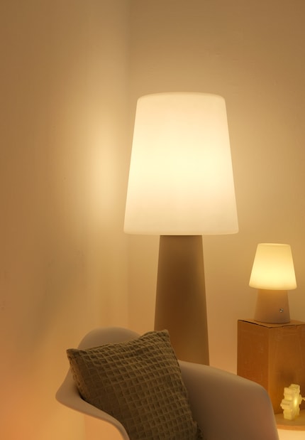 Because the layers are all the same thickness, the surface of the lamp looks even.