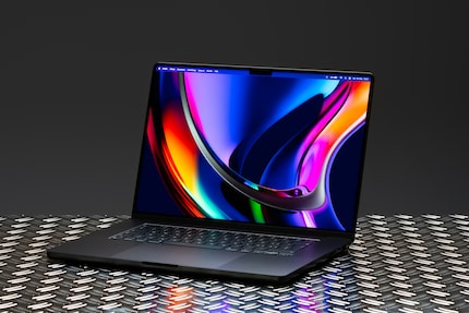 The M3 Max calculates video or photo filters very quickly. The MacBook Pro with the better chip is more powerful, but also a little more expensive.