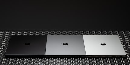 The » sidereal black « (left) is not quite black, but distinctly darker than the old » sidereal grey « (middle).