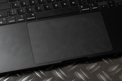 Depending on the lighting, fingerprints are very visible, despite the coating. The computer gets dirty fast.