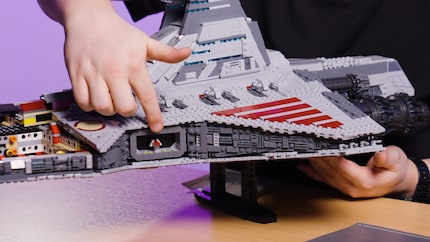 Der einzige Hauch von Innenleben ist der seitliche Eingang zum Hangar.