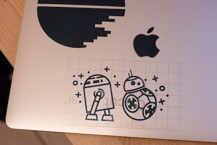 So sieht das Motiv mit Transfertape auf dem Macbook aus.