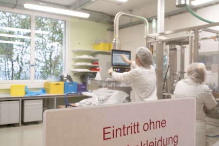 Nach der Qualitätsprüfung werden die ätherischen Öle wieder in lichtdichte Glasflaschen gefüllt und mit einem Ablaufdatum versehen.