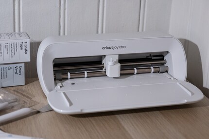 Der Cricut Joy Xtra passt gut in eine Ecke.