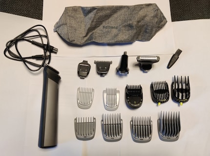 Der Lieferumfang des MG7940/15 umfasst das Hauptgerät sowie 14 Aufsätze, ein Ladekabel, eine große Aufbewahrungstasche sowie eine Reinigungsbürste.