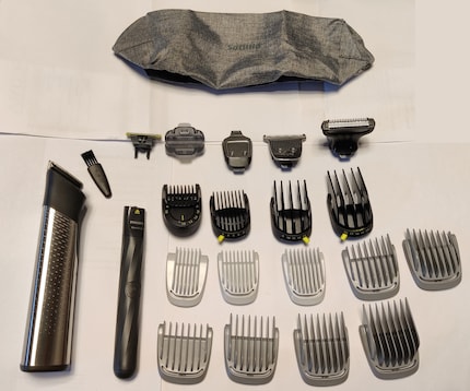Ein Hauptgerät, ein Zweitgerät und 18 Aufsätze, dazu eine Aufbewahrungstasche, ein Ladekabel, eine Reinigungsbürste: Das ist der Lieferumfang des MG9553/15.