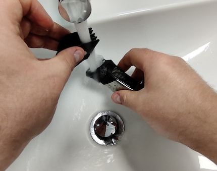 Beide Rasierer sind wasserdicht. Nach Gebrauch sind sie unter fließendem Wasser zu reinigen.