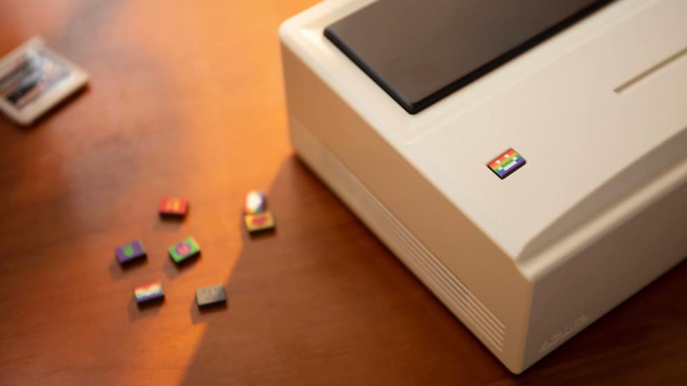 Der Retro Mini PC AM01 ist um einiges kleiner als das Macintosh-Vorbild.
