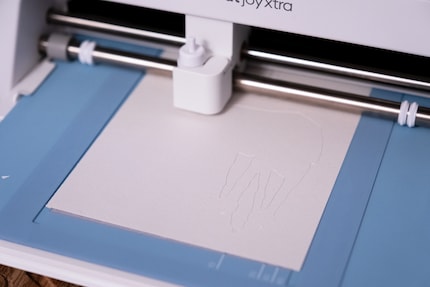 Die AT-AT-Weihnachtskarte im Cricut mit der Karten-Schneidematte.