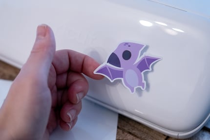 Der bunte Dinosaurier passt perfekt auf den langweilig aussehenden, weissen Cricut Joy Xtra.