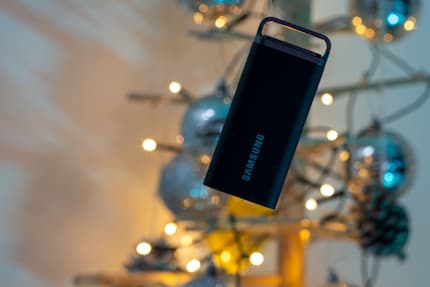 Dank Öse kannst du die T5 Evo vor den Weihnachtsbaum hängen. Oder an den Schlüsselbund, was dir lieber ist.