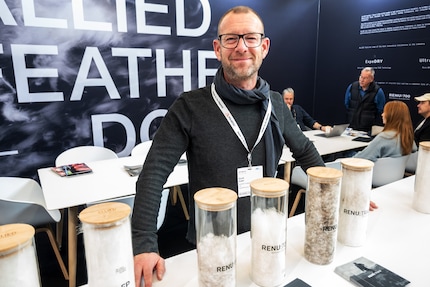 Scott Kaier von Allied Feather + Down an der ISPO in München.