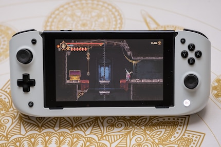 The controls on the front are identical to the Joy-Con’s.