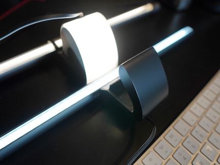 Die E1132 (hinten) hat an der Halterung eine zweite LED-Leuchte. 