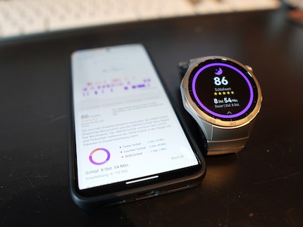 Das Schlaftracking auf der Uhr und noch detaillierter (aber auch unübersichtlicher) in der App.