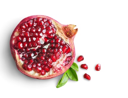 Die dekorativen, knallroten Kerne des Granatapfels stecken voller gesunder Stoffe. Die rote Farbe kommt durch das Pflanzenpigment Cyanidin. 