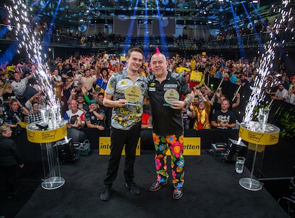 The German shooting star Ricardo Pietreczko (left) after his tournament win at the German Darts Championship in Hildesheim against Peter Wright (right).