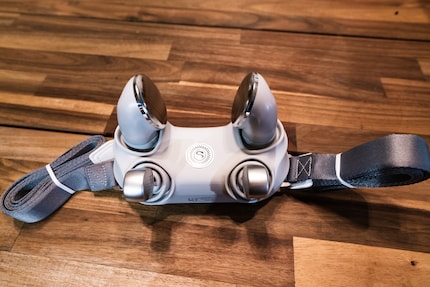 Zwei Paar Massageköpfe kneten Nacken und Schultern durch. Die beiden Grossen können zudem heizen.