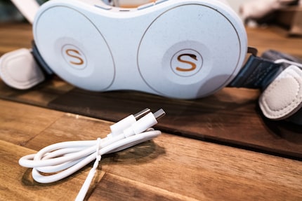 Überschaubarer Lieferumfang: Gerät und USB-C-Ladekabel.