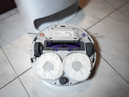 The Freo cleaning process involves two side brushes, a roller with a suction slot and then two mops.