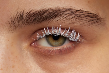 In Weiss gehüllte Wimpern haben wir bereits auf den Laufstegen der diesjährigen Frühling-Sommer-Shows gesehen. Zum Beispiel bei Bora Aksu.